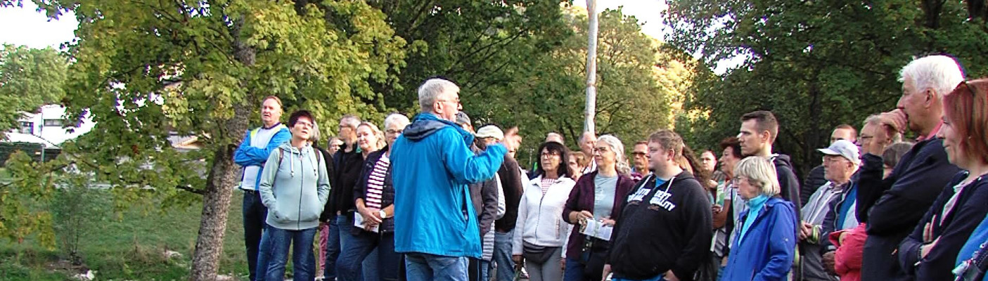 Elmar Rebmann f&uuml;hrt &uuml;ber Gartenschaugel&auml;nde | Bildquelle: RTF.1