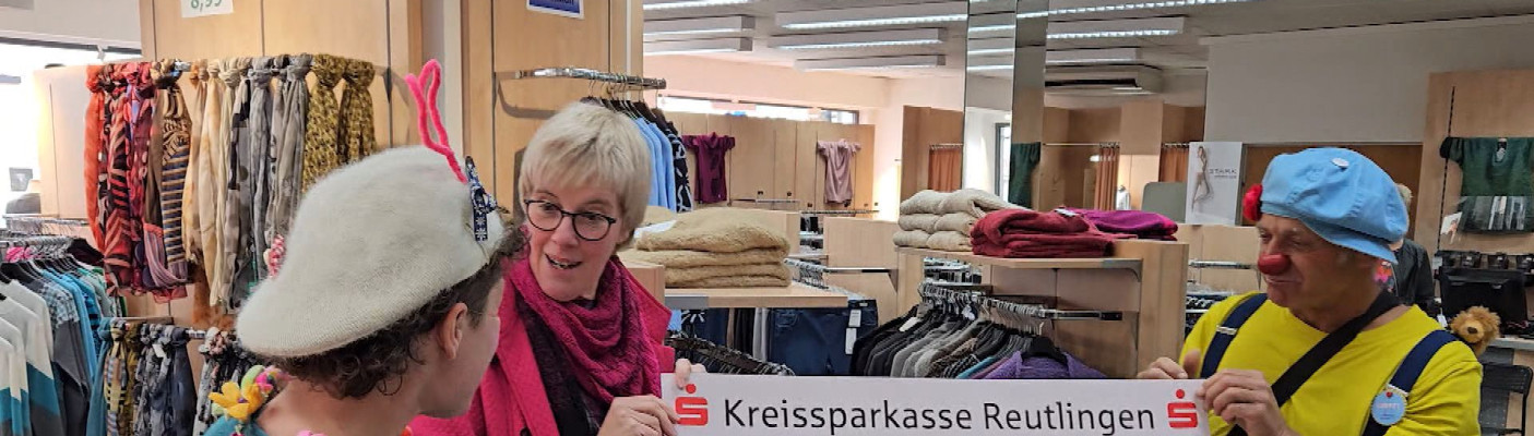 Spenden&uuml;bergabe vom Modehaus Faiss an Clowns im Dienst | Bildquelle: Cornelius Graetz