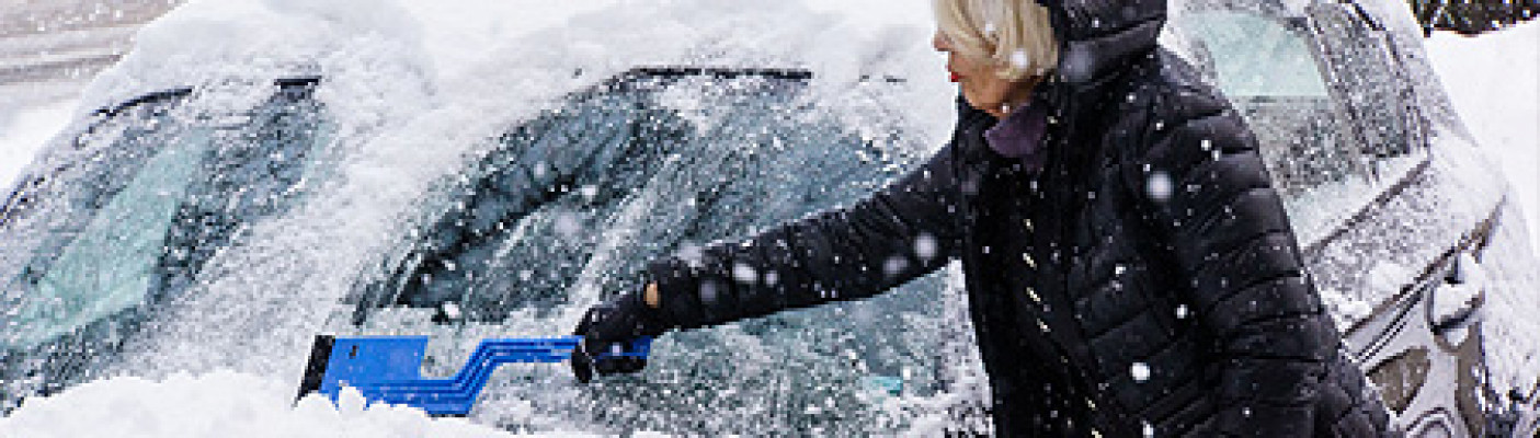 Auto vom Schnee befreien | Bildquelle: pixelio.de - Rainer Sturm