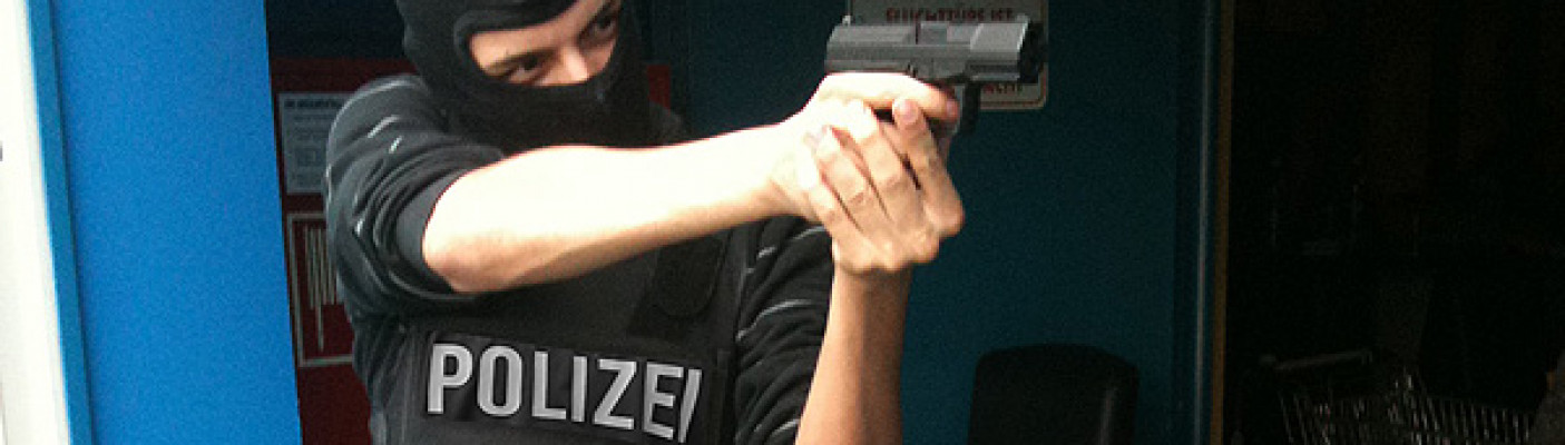Polizeibeamter mit Schusswaffe | Bildquelle: pixelio.de - A1