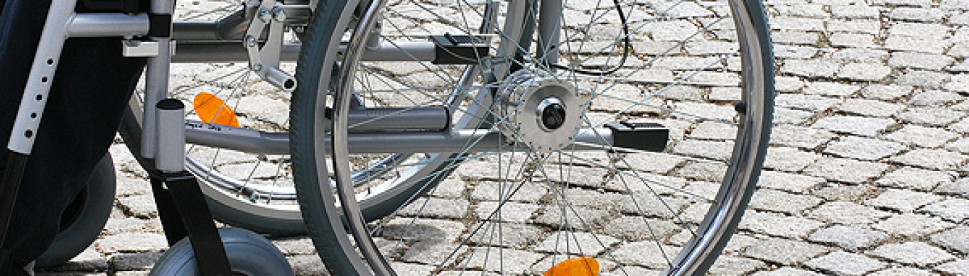 Rollstuhlfahrer | Bildquelle: pixelio.de - Albrecht E. Arnold