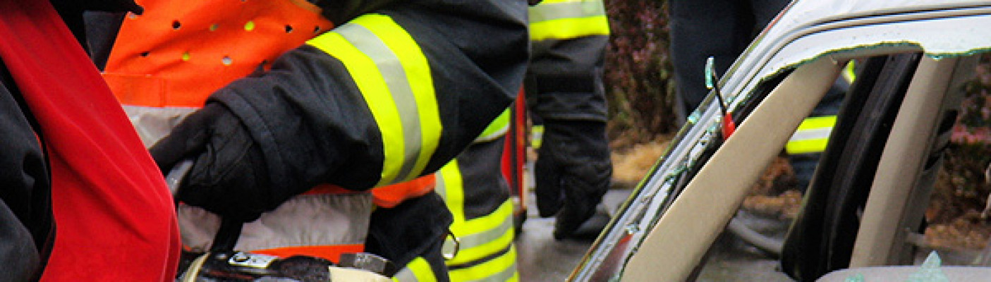 Feuerwehr bei Verkehrsunfall | Bildquelle: pixelio.de - Jens Bredehorn