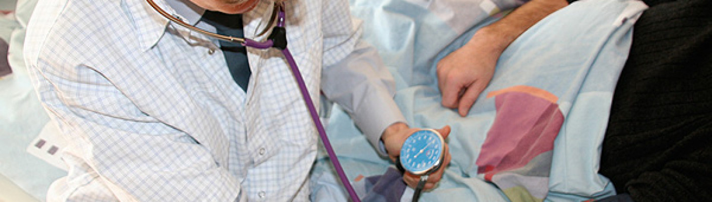 Hausarzt bei der Blutdruckmessung | Bildquelle: pixelio.de - Philipp Flury