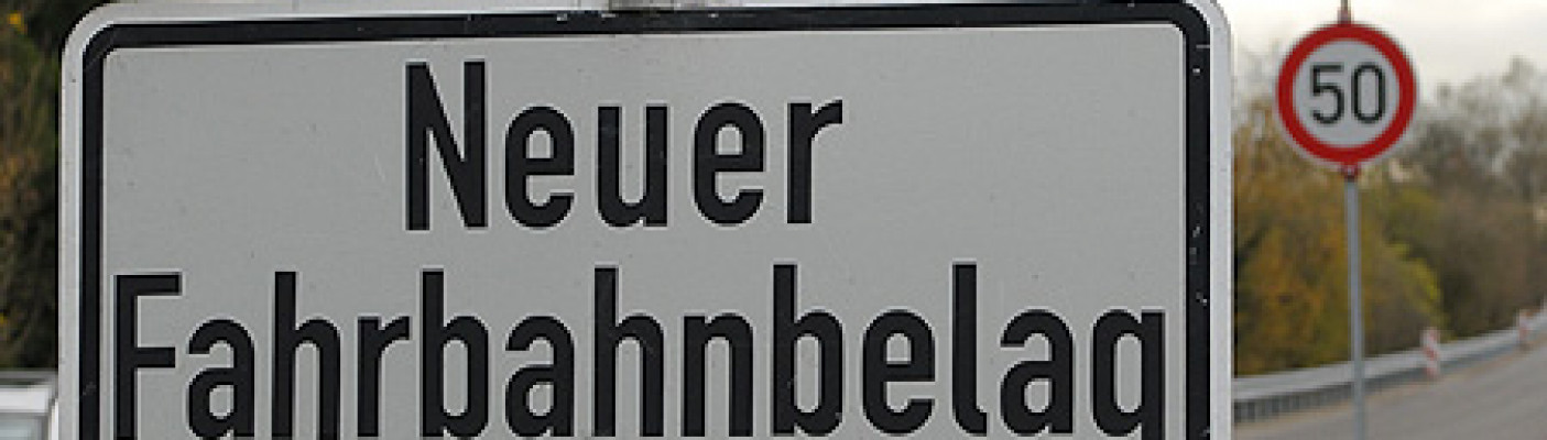 Schild: Neuer Fahrbahnbelag | Bildquelle: RTF.1