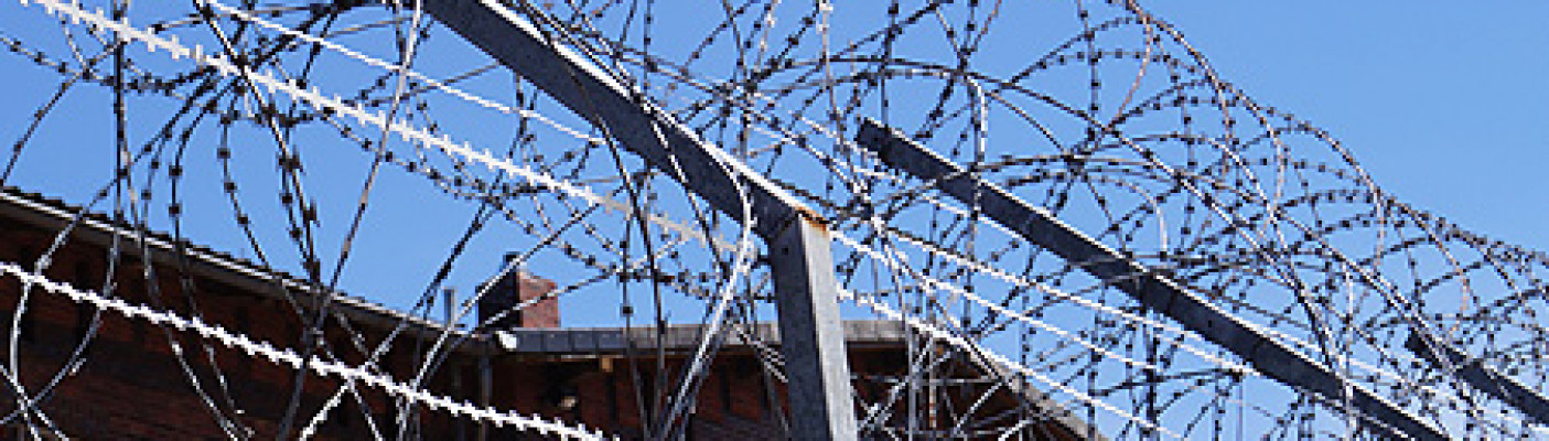 Stacheldraht auf Gefängnismauer | Bildquelle: pixelio.de - Ingo Büsing
