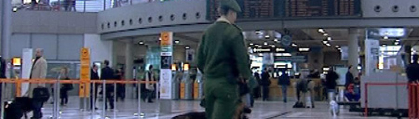 Polizist am Flughafen Stuttgart | Bildquelle: RTF.1