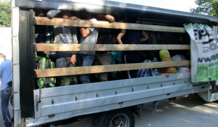 Flüchtlinge auf der Ladefläche eines LKW