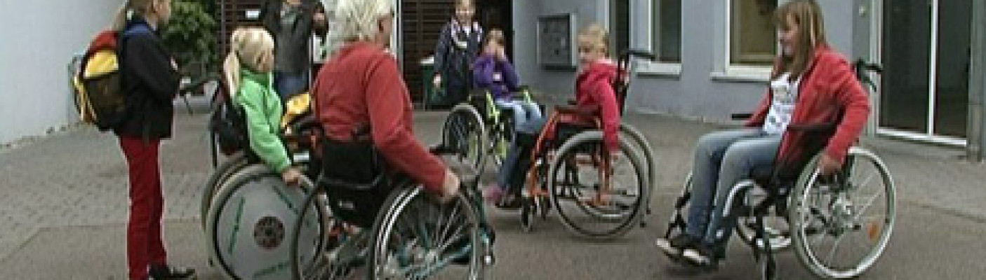 Kinder erkunden Tübingen als Rollstuhlfahrer | Bildquelle: RTF.1