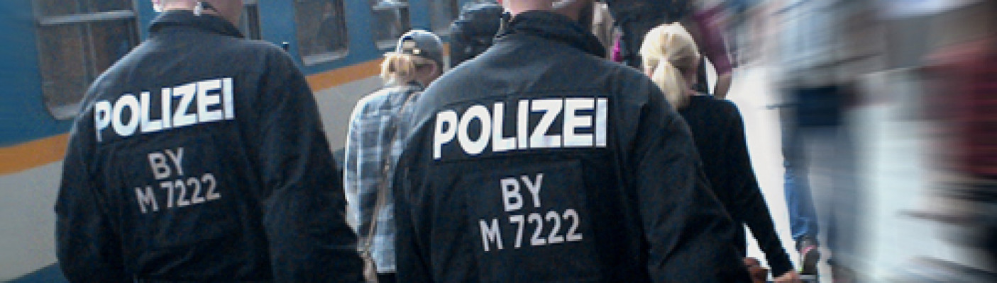 Polizisten am Bahnhof | Bildquelle: Klarner Medien