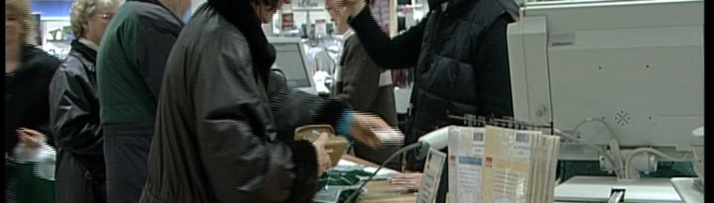 Leute beim Einkauf | Bildquelle: RTF.1