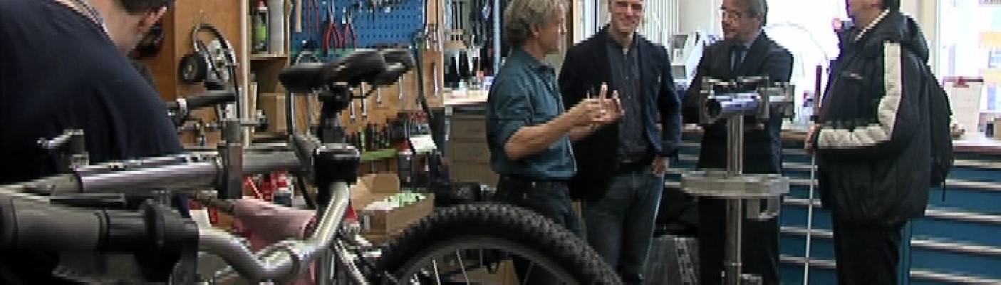 Thomas Poreski besucht Fahrradwerkstatt | Bildquelle: RTF.1