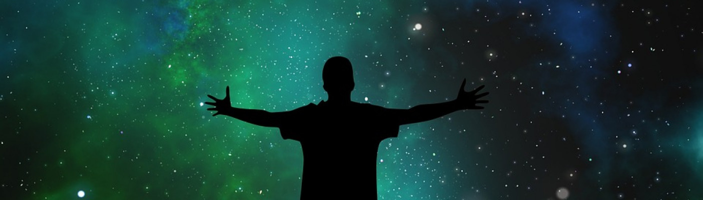 Mensch vor Sternenhimmel mit Milchstraße | Bildquelle: Pixabay