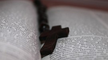 Buch aufgeschlagen mit Kreuz | Bildquelle: Pixabay