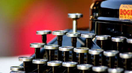 SChreibmaschine alt schwarz schräg von vorne | Bildquelle: Pixabay.com