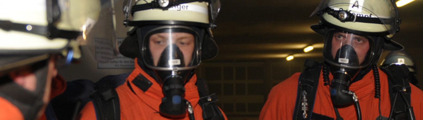 Feuerwehrleute mit Atemmasken | Bildquelle: RTF.1
