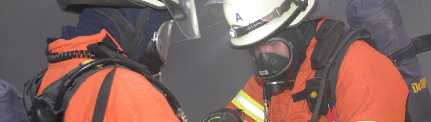 Feuerwehrleute mit Atemmasken | Bildquelle: RTF.1