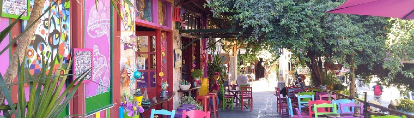 Chania (Kreta)  - Café mit bunten Stühlen | Bildquelle: (c) Hanna Klarner