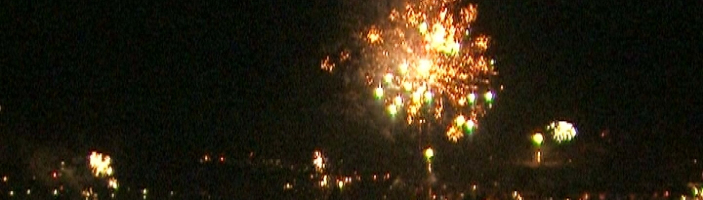 Silvesterfeuerwerk - helle Kugel über Stadt | Bildquelle: RTF.1