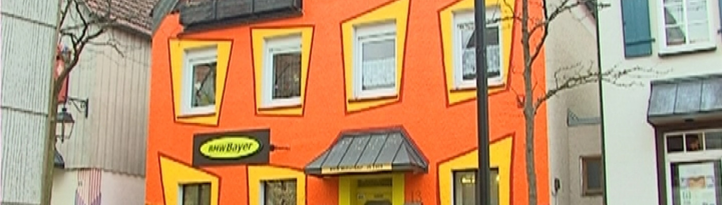 Orange gestrichenes Haus in Hayingen | Bildquelle: RTF.1
