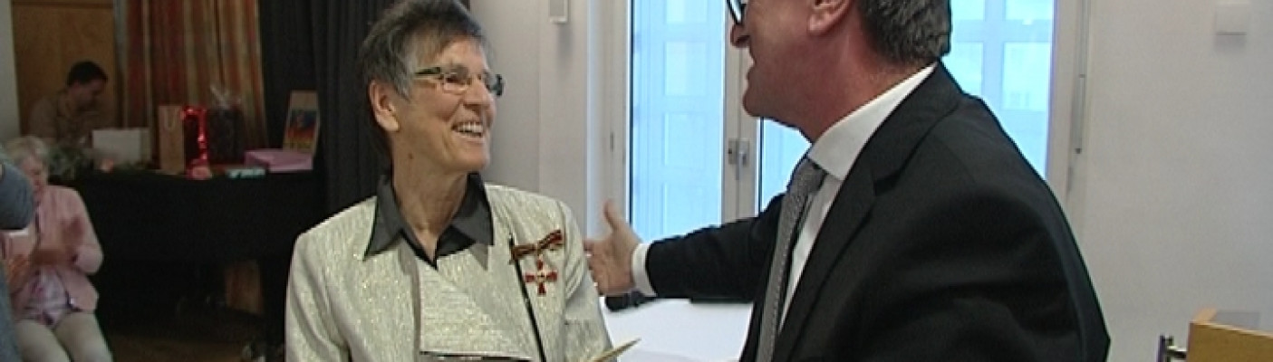 Bundesverdienstkreuz für Monika Barz | Bildquelle: RTF.1