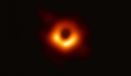 Schwarzes Loch in der Galaxie M87