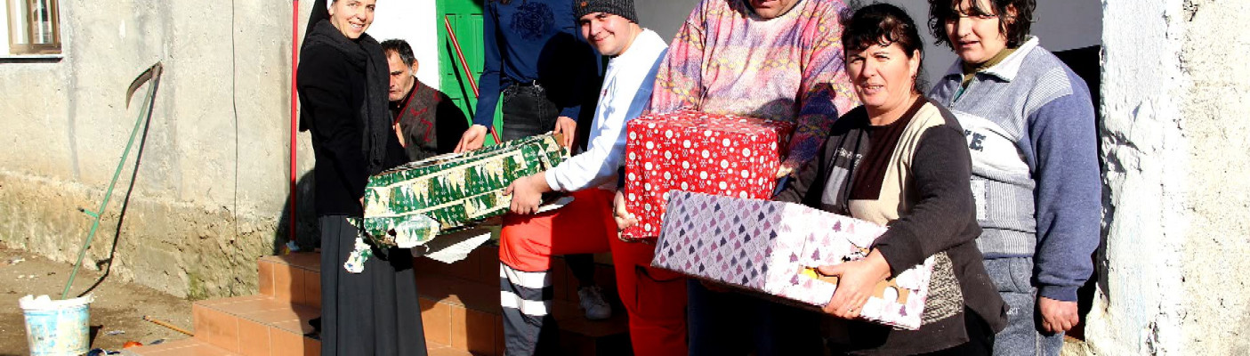 Weihnachtstrucker überreichen Geschenkpakete | Bildquelle: Pressebild Johanniter