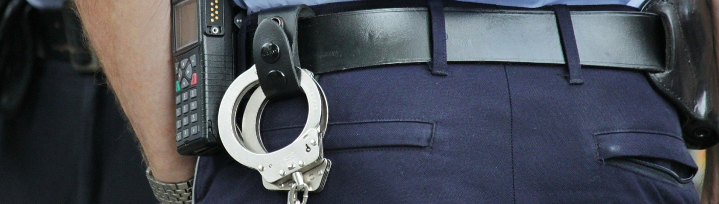 Polizist mit Handschellen | Bildquelle: pixabay.com