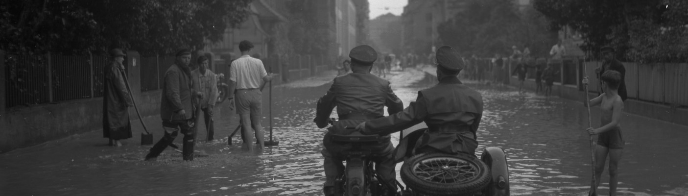 Jahrhundertunwetter in Tübingen im Jahr 1951: Die Nauklerstraße steht unter Wasser | Bildquelle: Stadtarchiv Tübingen