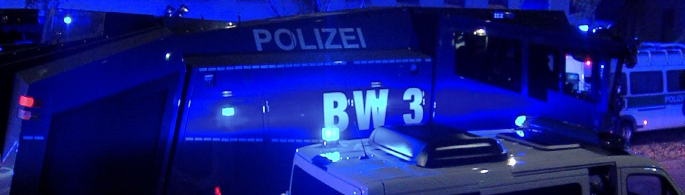 Polizei mit Wasserwerfer | Bildquelle: RTF.1