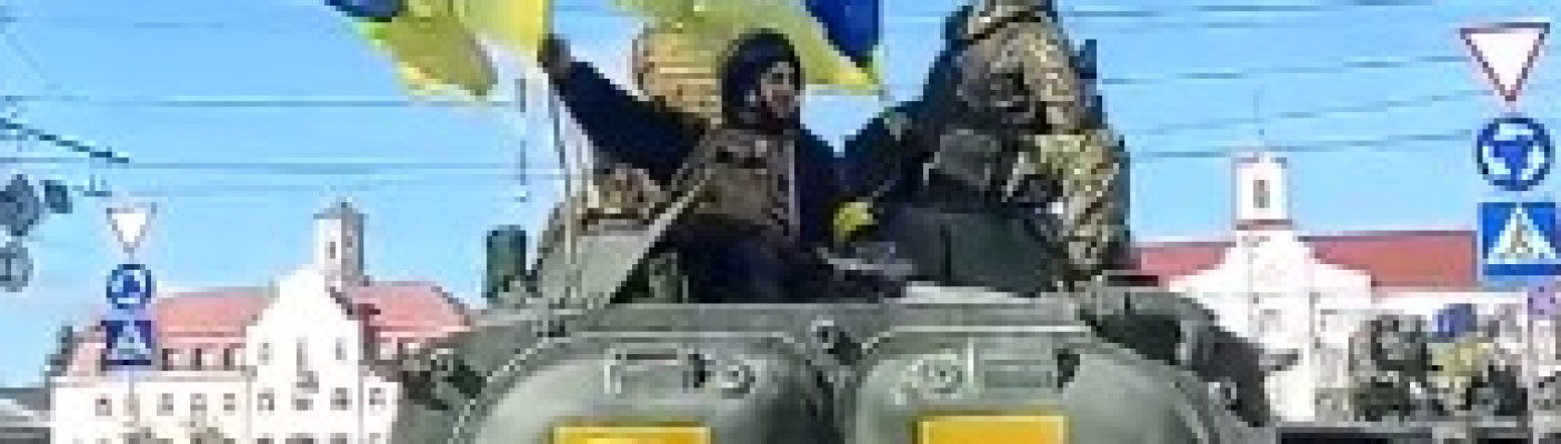 Ukrainische Panzerbesatzung mit Fahnen | Bildquelle: Ukrainische Streitkräft