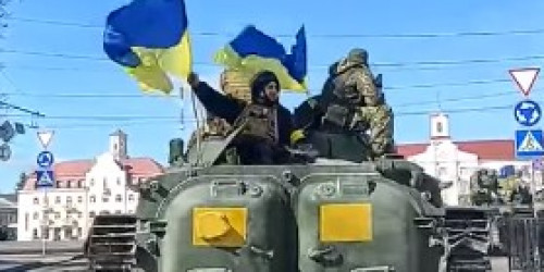 Ukrainische Panzerbesatzung mit Fahnen