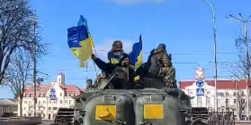 Ukrainische Panzerbesatzung mit Fahnen 4