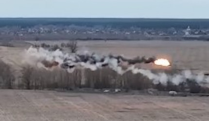 Abgeschossener russischer Hubschrauber verglüht in Feuerball: Die Rakete kam vom rechten Bildrand