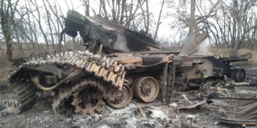 Ausgebrannter russischer Panzer beim Dorf Velika Vis in der Region Czernihiv.