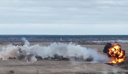 Abschuss russischer Hubschrauber-5: Brennend schlägt der Hubschrauber auf der Erde auf