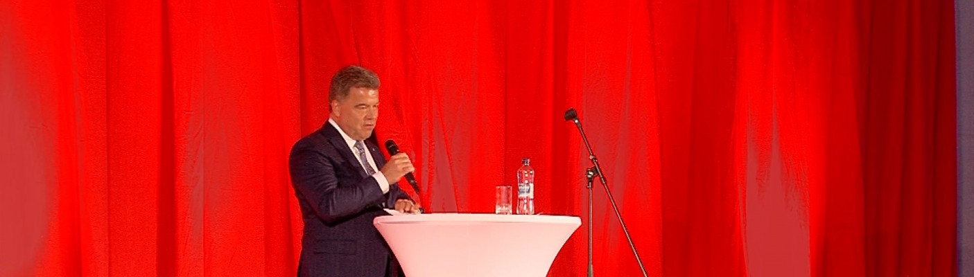 IHK-Präsident Christian O. Erbe verliest 120 Gewinner der Region | Bildquelle: RTF.1