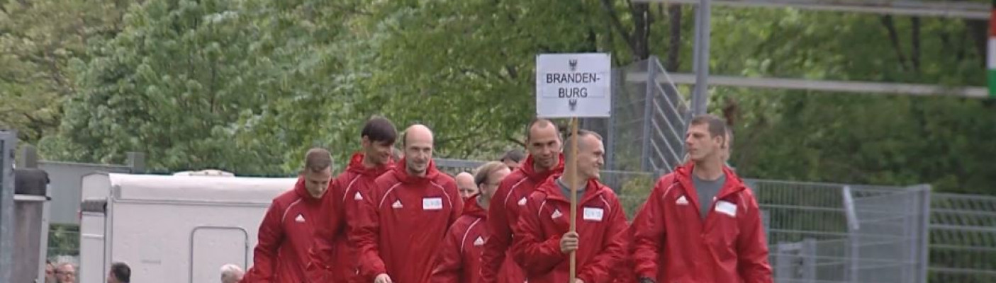 Fußballmannschaft aus Brandenburg marschiert ein | Bildquelle: RTF.1