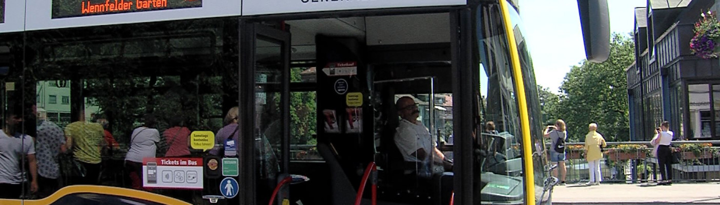 Bus mit offener Eingangstür | Bildquelle: RTF.1
