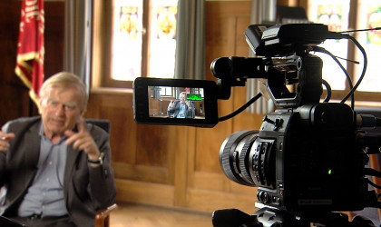 Helmut Haussmann vor der Kamera | Bildquelle: RTF.1