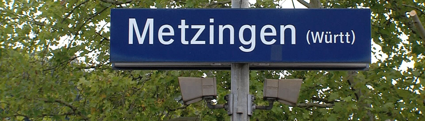 Bahnhofsschild Metzingen | Bildquelle: RTF.1 Bahnhofsschild Metzingen | Bildquelle: RTF.1
