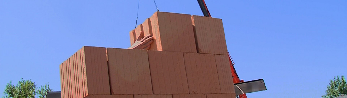 Rote Steine werden gestapelt | Bildquelle: RTF.1 Rote Steine werden gestapelt | Bildquelle: RTF.1